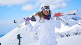 Zimní styl: Trendy v designu lyžařských rukavic a přileb pro ženy