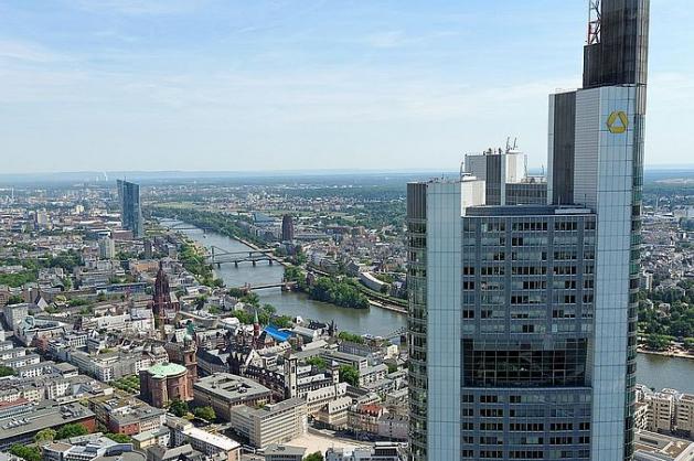 Commerzbank Tower: Z nejvyšších podlaží vidíte krásně bankovní čtvrť, řeku Mohan a vlastně celý Frankfurt.