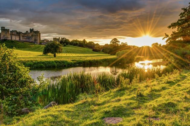 Alnwick Castle při západu slunce 