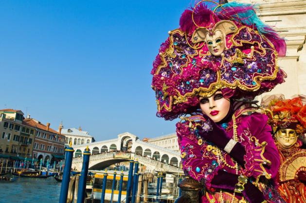 Masky na karnevalu v Benátkách