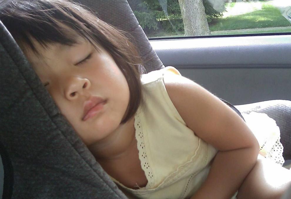 Malé dítko spící v autě