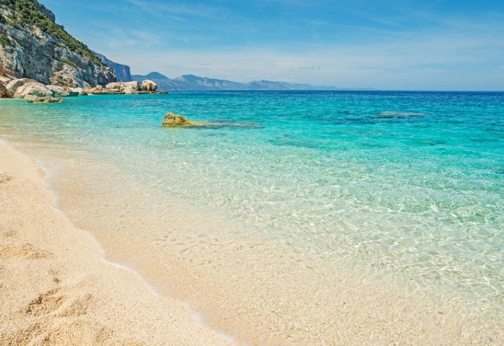 Pláž Cala Mariolu na západním pobřeží ostrova Sardinie. - Cestovinky.cz
