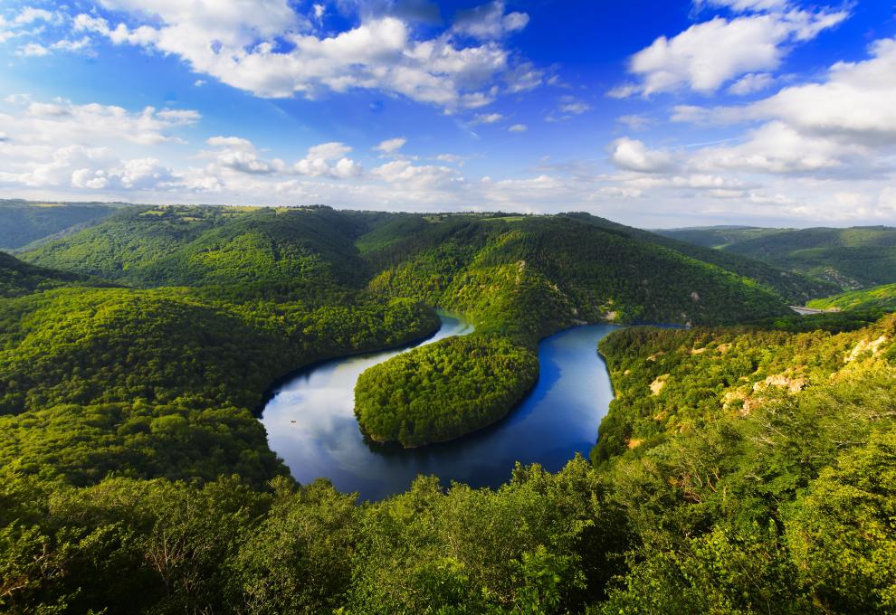 Sopečné vrcholy, bohatá fauna i flóra a jedinečné meandry – to je údolí Auvergne - Cestovinky.cz