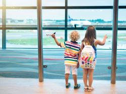 Děti čekající na odlet letadla