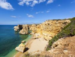 Praia Da Marinha je nejlepší pláží Portugalska. Nachází se v oblasti Algarve. - Cestovinky.cz