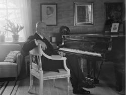 Jean Sibelius, sedící u klavíru ve své pracovně v domě Ainola ve Finsku. - Cestovinky.cz