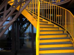 Žluté schody Eiffelovy věže ve druhém patře. - Cestovinky.cz