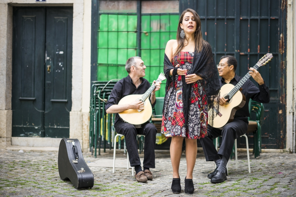 Portugalští muzikanti hrající Fado muziku ve čtvrti Alfama