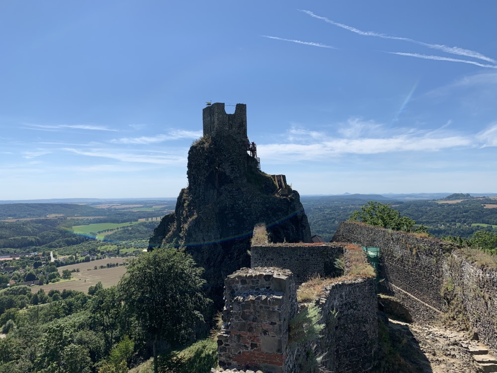 "Krásný pohled na hrad Trosky a okolní krajinu"