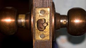 Jak ochránit svůj dům před vloupáním: Co by měly splňovat moderní dveře a brány