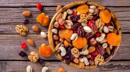 Ořechy a sušené ovoce: proč tato kombinace dává smysl