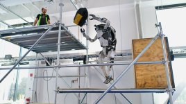 Robot Atlas už umí lézt po lešení a házet dělníkům nářadí, koukněte na video