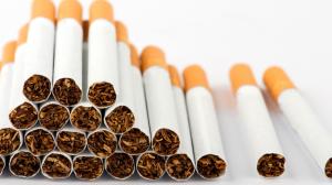 Bydlíte s kuřákem? Zápach se drží na žárovkách! Eliminují ho slupky i tchynin jazyk