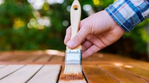 Jak pečovat o dřevěný zahradní nábytek? Vsaďte na oleje i včelí vosk