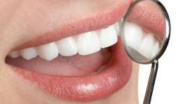 Jak si doma vybělit zuby? Pomáhá kurkuma i jablečný ocet