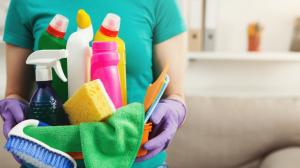 Skoro polovina Čechů se hádá kvůli úklidu. Jak často luxovat a utírat prach?