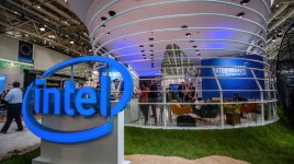 JPR: Intel platí enormní mzdy, investuje do konkurence a po vládě chce dotace