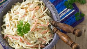 Jak na dokonalý salát Coleslaw: Chce to co nejtenčí nudličky a noc strávenou v lednici