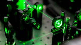 Laser, který nebliká: Stabilita bez pohybu a ladění přes celé spektrum