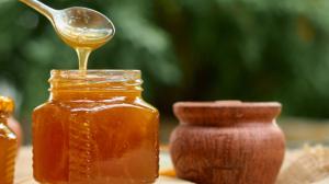 Nakládání do medu: Naložit můžete česnek, zeleninu, ale třeba i koření. Víte jak?