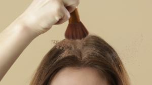 Domácí suchý šampon: Pro brunetky využijte kakao, zrzky ocení skořici