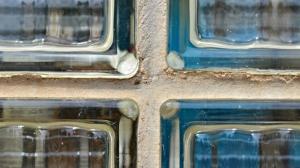 Luxfery: Retro skleněné kostky se vrací! Do interiéru pustí světlo, ale už ne zvědavé pohledy