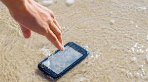 Jak zachránit utopený telefon: Rýže jako nouzovka, lepší je kuskus