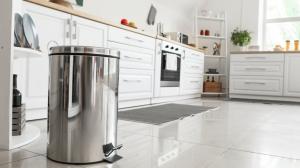 Moderní odpadkové koše pomůžou s tříděním a v místnosti platí za designové skvosty