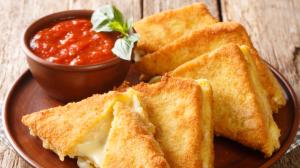 Vyzkoušejte smažák po italsku: Mozzarella in carrozza je kalorická bomba. Ale skvělá!