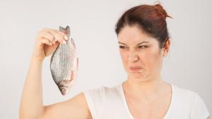 Zápach rybiny a jak se ho zbavit: Nejvíc páchnou tučné ryby. Pomůžou vločky nebo mléko