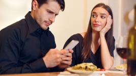 Phubbing dokáže pohřbít jakýkoli vztah i tebe samotnou. Nedovol mu to!