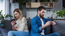 Láska ve stínu lajků: jak sociální sítě ovlivňují partnerské vztahy, i když říkáme, že vůbec