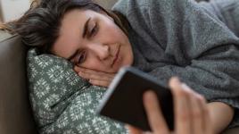 Doomscrolling: fenomén čtení špatných zpráv neničí jen naši psychiku, ale i vztahy