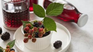 Ostružinový likér s whisky: Vyrobte si sladkou lahodu na podzimní večery