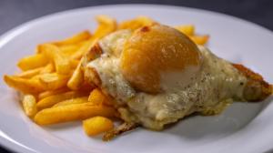 Retro jídla, co vyprávějí příběhy: Pamatujete lančmít, kuře s broskví nebo aspik?