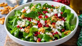 Zimní salát s granátovým jablkem ti odlehčí během svátečního hodování