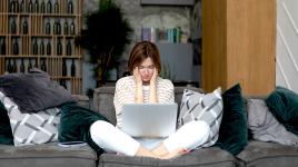 Cítíš se zpomalená, nesoustředěná a „mimo“? Možná za tím stojí mozková mlha