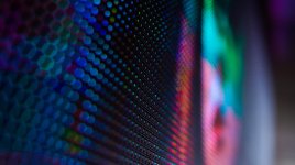 OLED, který se natahuje jako kůže a pořád svítí. Průlom, který míří na zápěstí