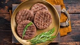 Jak ochutit maso na burger a co do něj vážně nepatří: máme tipy, se kterými se blýskneš