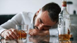 „Můj muž je alkoholik. Léčit se nechtěl a mně došla trpělivost,“ píše Lada (42)