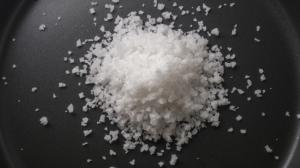 Smažení na soli místo oleje dobývá internet: Jak tenhle virální fígl funguje?