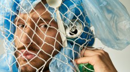 Globální síť má skrytý řád. Vědci odhalili, proč jsme si tak blízko