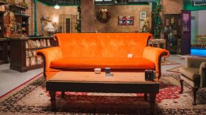 Nejslavnější gauč planety: Oranžová pohovka z Přátel zažila krušné chvíle