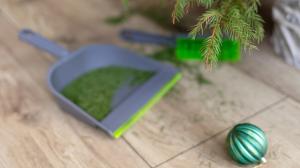 Jak zlikvidovat stromek rychle a bez nepořádku: Stačí prostěradlo, provázek a papírová role