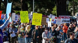 Francie přitvrdila proti síti X. Policie zasahovala v pařížské kanceláři