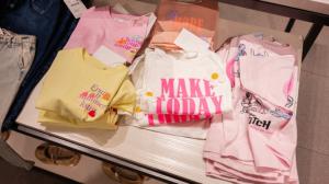 Jak pečovat o trička s potiskem? A jak je zachránit, když potisk popraská? Poradíme!