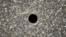 Astronomové objevili zvláštní černou díru bloudící daleko od galaktického jádra