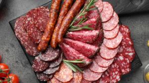 Jak správně skladovat salámy: Vyndejte je z igelitu. A ty suché nepatří do lednice