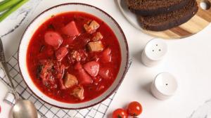 Boršč: Rudá polévka, o jejíž původ se bojuje. Dřív se přidával i nálev z bolševníku