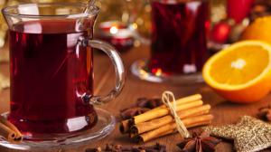 Ochutnejte netradiční variace na svařák: Bílou verzi s meruňkami nebo severskou verzi s brusinkou